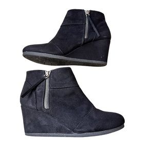 Simply styled women booties